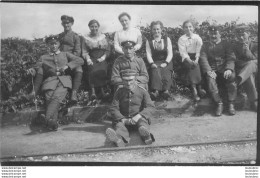 CARTE PHOTO ALLEMANDE GUERRE 14-18 SOLDATS ALLEMANDS ET FEMMES - Weltkrieg 1914-18