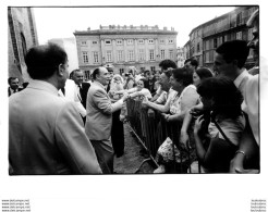 FRANCOIS MITTERAND PHOTO DE PRESSE JOURNAL LE PROGRES FORMAT 24 X 18 CM - Persone Identificate