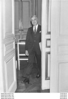 ROBERT BOULIN SORTIE DE L'ELYSEE  PHOTO 24 X 18 CM - Famous People