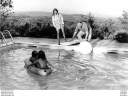 PONIATOWSKI SA FILLE ET PETITS ENFANTS AU ROURET EN 1974  PHOTO DE PRESSE ORIGINALE 29 X 21 CM - Famous People