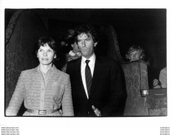 MADAME MITTERRAND ET JACK LANG ARRIVEE THEATRE DES CHAMPS ELYSEES   PHOTO DE PRESSE 24 X 18 CM - Famous People