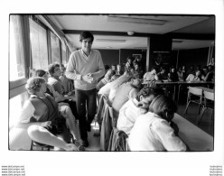 HENRI GISCARD D'ESTAING CAMPUS 09/1981 A LIORAN JEUNES GISCARDIENS PHOTO DE PRESSE 24X18CM - Persone Identificate