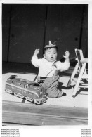 ENFANT JAPONAIS ET SON JOUET TRAIN ELECTRIQUE PHOTO ORIGINALE 8 X 5.50 CM - Personas Anónimos