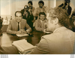 GEORGES MARCHAIS ET LIONEL JOSPIN 06/1981 AU SIEGE DU PS PHOTO ORIGINALE 18 X 12 CM - Famous People