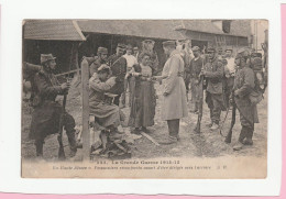 PRISONNIERS RECONFORTES AVANT D'ETRE DIRIGES VERS L'ARRIERE - Guerre 1914-18