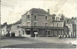 1N1  ---  85  CHANTONNAY  Les Quatre-Routes Et L' Hôtel Du Chêne Vert - Chantonnay