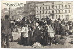 BOULOGNE SUR SEINE - Devant La Halle Aux Poissons Au Moment De La Criée - Boulogne Sur Mer