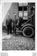 SOLDATS ALLEMANDS  ET AVANT D'UN CAMION MOTEUR  PHOTO ORIGINALE FORMAT  8.50 X  6 CM - War, Military