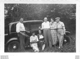 VIEILLE AUTOMOBILE ET GROUPE DE PERSONNES PHOTO FORMAT 9 X 6 CM - Cars