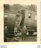 ACCIDENT DE TRAIN ET SOLDATS ALLEMANDS  PHOTO ORIGINALE FORMAT  6.50 X 6 CM - War, Military