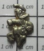 313H Pin's Pins / Rare Et De Belle Qualité !!! DISNEY / DONALD METAL JAUNE FIER COMME BAR-TABAC - Disney