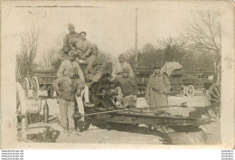 CARTE PHOTO GROUPE DE SOLDATS ET MATERIELS MILITAIRE - Ausrüstung