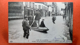 CPA (75) Crue De La Seine.1910. Passage Des Habitants à Javel.  (7A.668) - Überschwemmung 1910