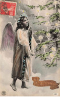 ANGES AO#AL000615 UN ANGE QUI PRIE DEVANT UN SAPIN - Angeli