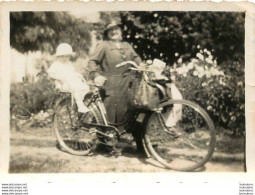 FEMME EN VELO ET PETIT ENFANT  PHOTO ORIGINALE 9 X 6.50 CM - Other & Unclassified