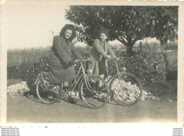 FEMMES EN VELO  PHOTO ORIGINALE 9 X 6.50 CM - Other & Unclassified