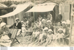 CARTE PHOTO SCENE  DE  BORD DE MER GROUPE DE PERSONNES ET CABINES - To Identify