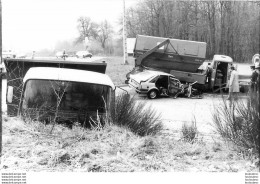 PHOTO ORIGINALE ACCIDENT CAMION ET AUTO 11.50 X 7.50 CM - Automobiles