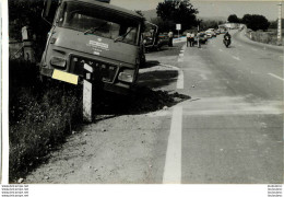 PHOTO ORIGINALE ACCIDENT 1982 CAMION SAVIEM FORMAT 11.50 X 7.50 CM - Automobiles