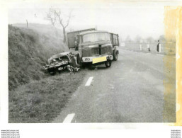 PHOTO ORIGINALE ACCIDENT 1972  CAMION ET AUTOMOBILE 12.50 X 9 CM - Automobiles