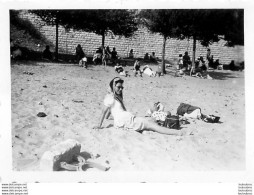 PLAGE BORD DE MER FEMME SUR LE SABLE  PHOTO ORIGINALE  9 X 6 CM - Lieux