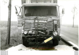 PHOTO ORIGINALE 1978 ACCIDENT CAMION ET TRACTEUR ACCIDENTES  PHOTO ORIGINALE 11.50 X 8 CM A1 - Automobiles