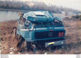 PHOTO ORIGINALE 1986 ACCIDENT CAMION MERCEDES 11 X 7.50 CM - Automobiles