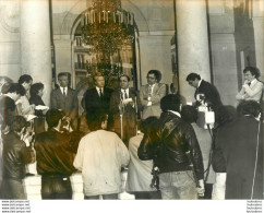 PHOTO DE PRESSE PIERRE MAUROY CONSTITUE LE NOUVEAU GOUVERNEMENT 06/1981 FORMAT 24 X 18 CM - Geïdentificeerde Personen