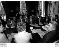 PHOTO DE PRESSE PIERRE MAUROY PREMIER MINISTRE ET REPRESENTANTS DE LA CGT  01/06/1981  24 X 17 CM P1 - Persone Identificate