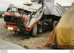 PHOTO ORIGINALE ACCIDENT 1988 CAMION MERCEDES 11 X 7.50 CM - Automobiles