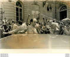 PHOTO DE PRESSE LES LEADERS COMMUNISTES RECUS A MATIGNON GEORGES MARCHAIS 06/1981   FORMAT 24 X 18 CM - Geïdentificeerde Personen