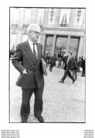 PHOTO DE PRESSE LIONEL JOSPIN DANS LA COUR DE L'ELYSEE CONSEIL DES MINISTRES 1989 FORMAT 24 X 17 CM - Identifizierten Personen