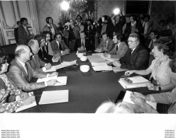 PHOTO DE PRESSE PIERRE MAUROY PREMIER MINISTRE ET REPRESENTANTS DE LA CGT  01/06/1981  24 X 17 CM - Persone Identificate