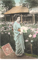 JAPON AP#DC175 GEISHA DANS UN JARDIN FLEURI CACHET TIENTSIN - Andere & Zonder Classificatie