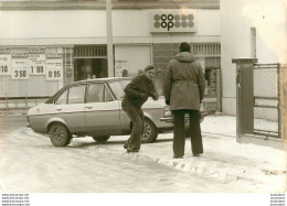 PHOTO DE PRESSE PEUT ETRE UNE SCENE DE FILM  AUTOMOBILE DEVANT MAGASIN COOP 30 X 20 CM - Other & Unclassified