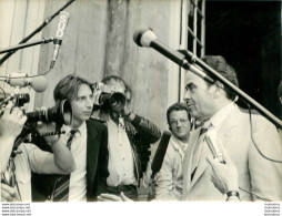 PHOTO DE PRESSE LES LEADERS COMMUNISTES RECUS A MATIGNON  G. MARCHAIS 06/1981 FORMAT 17 X 13 CM - Personnes Identifiées