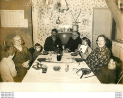 VALERY GISCARD D'ESTAING A PARTAGE LEUR DEJEUNER  FAMILLE MACAUD  1977 PHOTO DE PRESSE 24X18CM - Famous People