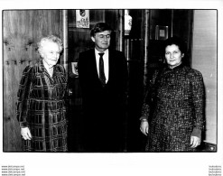 SIMONE VEIL ET MADAME LOUIS WEISS DOYENNE DU PARLEMENT 1982 PHOTO DE PRESSE 24X18CM - Berühmtheiten