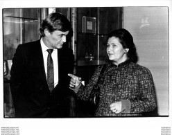 SIMONE VEIL ET MR PIET DANKER DU PARLEMENT STRASBOURG 1982 PHOTO DE PRESSE 24X18CM - Célébrités