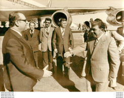 RAYMOND BARRE EN SYRIE 1977 AEROPORT DE DAMAS  ET ABDEL RAHMAN KHLEIFAOUI PHOTO DE PRESSE 24X18CM - Célébrités