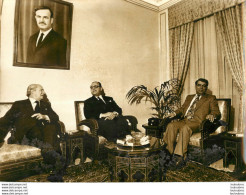 RAYMOND BARRE EN SYRIE 1977 ET ABDUL RAHMAN KHLEIFAOUI  PHOTO DE PRESSE 24X18CM B2 - Célébrités