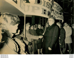 PIERRE MAUROY PREMIER MINISTRE 1982  A BOULOGNE SUR MER PHOTO DE PRESSE 24 X 18 CM - Beroemde Personen