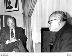 MINISTRE CHINOIS LI CHIANG ET ANDRE ROSSI MINISTRES 1977 PHOTO DE PRESSE 24 X 18 CM - Célébrités