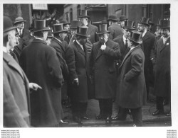 LES OBSEQUES DE MR LOUCHEUR AVEC MRS LAVAL TARDIEU  MAGINOT DUMESNIL PHOTO DE PRESSE 16.50X12CM - Célébrités