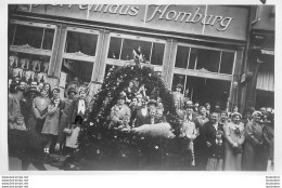 HOMBURG GROUPE DE PERSONNES DEVANT UN COMMERCE PHOTO ORIGINALE 9 X 6 CM - Lugares