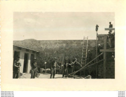 GUERRE D'ALGERIE CONSTRUCTION DU POSTE PHOTO ORIGINALE 10 X 7.50 CM - Guerra, Militares