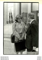 EDITH CRESSON SORTIE DU CONSEIL DES MINISTRES  PHOTO DE PRESSE  24X18CM - Célébrités