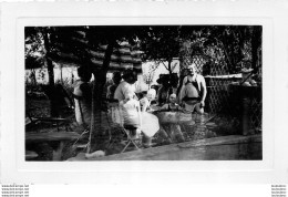 DEUX PHOTOS EN SUPERPOSITION PERSONNES DANS UNE PISCINE ET TERRASSE AVEC PARASOL 12.50X8CM PHOTO EQUINET CHATELLERAULT - Lugares