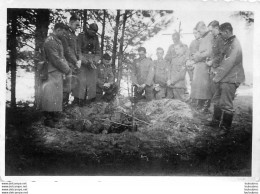 ENTERREMENT SOLDAT ALLEMAND  PHOTO ORIGINALE  9 X 6 CM - Guerra, Militares