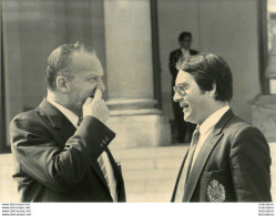 CHARLES HERNU 1985 SORTIE DU CONSEIL DES MINISTRES  PHOTO DE PRESSE  24X18CM - Célébrités